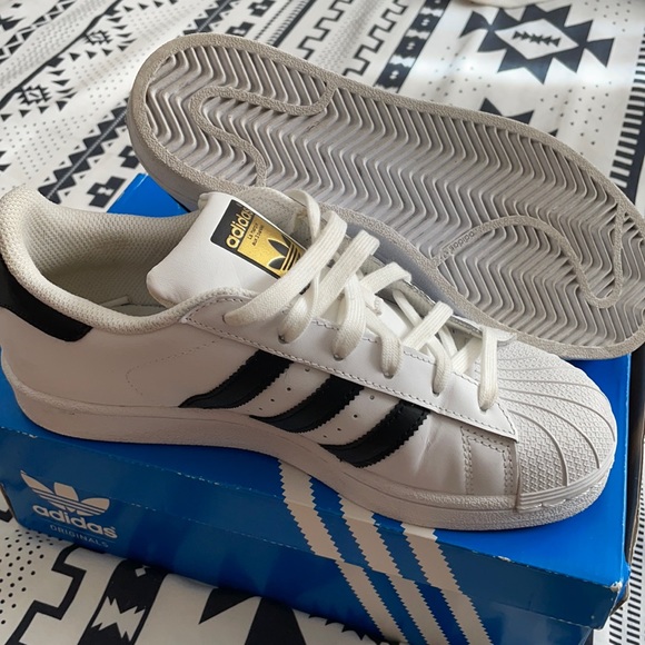 Adidas Superstars Youth 5.5 - Picture 1 of 4